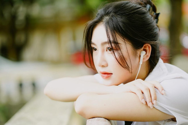 Trương Diệu Linh nổi tiếng nhờ loạt ảnh mặc quân phục xinh xắn khi tham dự kỳ thi THPT quốc gia vừa qua. Cô đang học ngành múa, hệ dân sự, ĐH Văn hóa Nghệ thuật Quân đội.