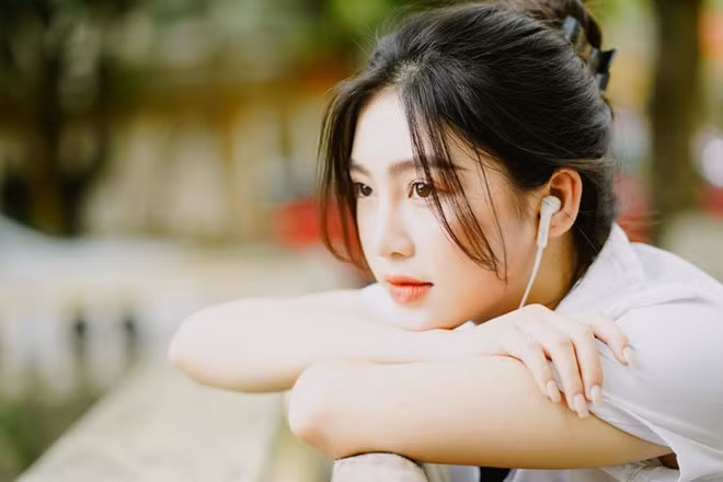 Trương Diệu Linh nổi tiếng nhờ loạt ảnh mặc quân phục xinh xắn khi tham dự kỳ thi THPT quốc gia vừa qua. Cô đang học ngành múa, hệ dân sự, ĐH Văn hóa Nghệ thuật Quân đội.