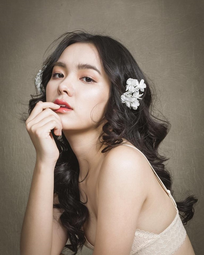 Cô nàng sinh năm 2001 sớm theo đuổi phong cách trưởng thành, gợi cảm. Trên trang cá nhân, 10X thường khoe ảnh diện đồ sexy, thả dáng với bikini. Cô nàng thông thạo 4 thứ tiếng hiện theo học Học viện Báo chí Tuyên truyền.