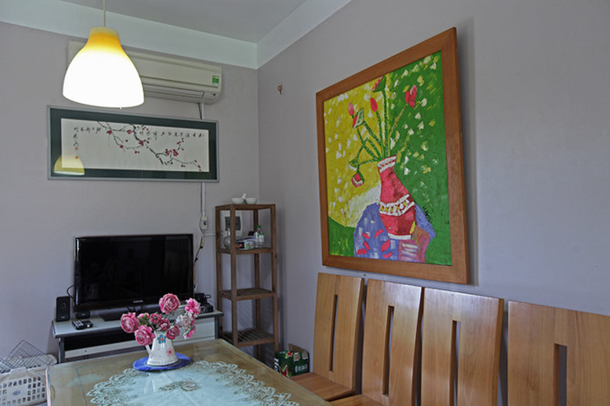 Do nhà rộng, gia đình thường đón nhiều khách nên chủ nhân chọn bộ sofa góc, kích thước lớn cho phòng khách.