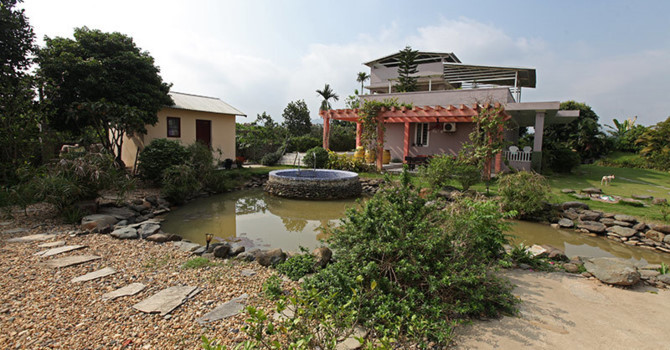 Ngoài gian nhà chính, chị Tâm xây 5 gian nhà phụ mang màu sắc: xanh, đỏ, tím, vàng, hồng. Các dãy nhà này dành cho các con, bạn bè và người thân ở xa đến chơi. Trung bình mỗi gian nhà rộng khoảng 30 m2 chứa được 4 – 6 người. Gian nhà có đầy đủ bếp, công trình phụ khép kín và 1 gác xép nhỏ.