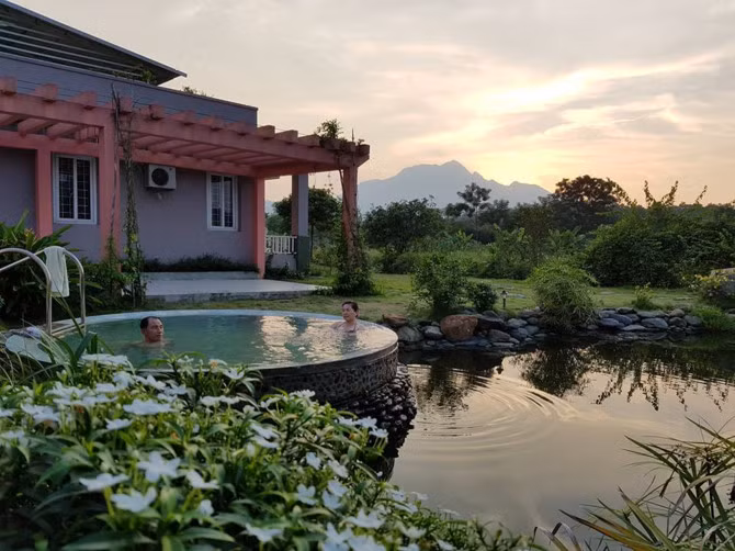 Chủ nhà sở hữu một quầy bar rộng hơn 100 m2, phục vụ các bữa tiệc ngoài trời. Dưới quầy bar là hầm rượu, diện tích tương đương quầy bar. Các thùng rượu bằng gỗ sồi được em trai chị Tâm gửi từ nước ngoài về. Sau đó, chị thuê người nấu rượu gạo, đổ vào thùng.