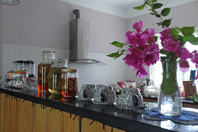 Khu bếp trong biệt thự chính với góc bàn ăn đơn giản, hiện đại.