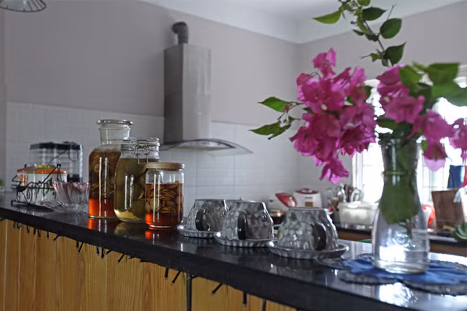 Khu bếp trong biệt thự chính với góc bàn ăn đơn giản, hiện đại.