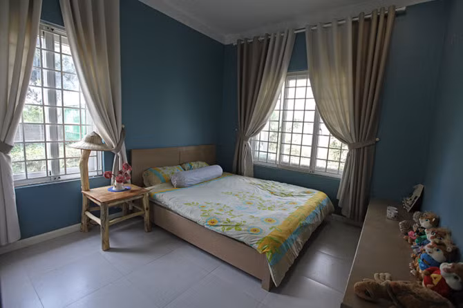 Phòng ngủ ngập tràn ánh sáng, sơn màu xanh, tạo cảm giác dễ chịu cho người sử dụng.