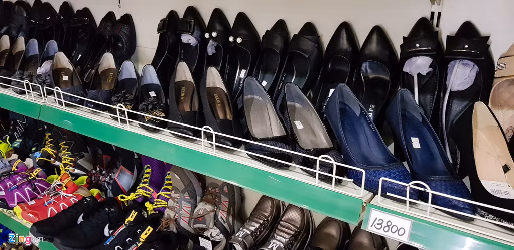 Những đôi giày nữ được tầng lớp trung lưu ưa chuộng có giá bán 13.800 won (khoảng 350.000 đồng).