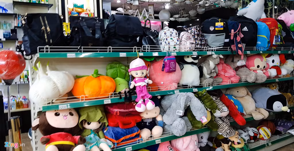 Những mặt hàng thú nhồi bông cũng rất đa dạng và phong phú mẫu mã, dao động khoảng từ 30.000 đến 200.000 đồng.