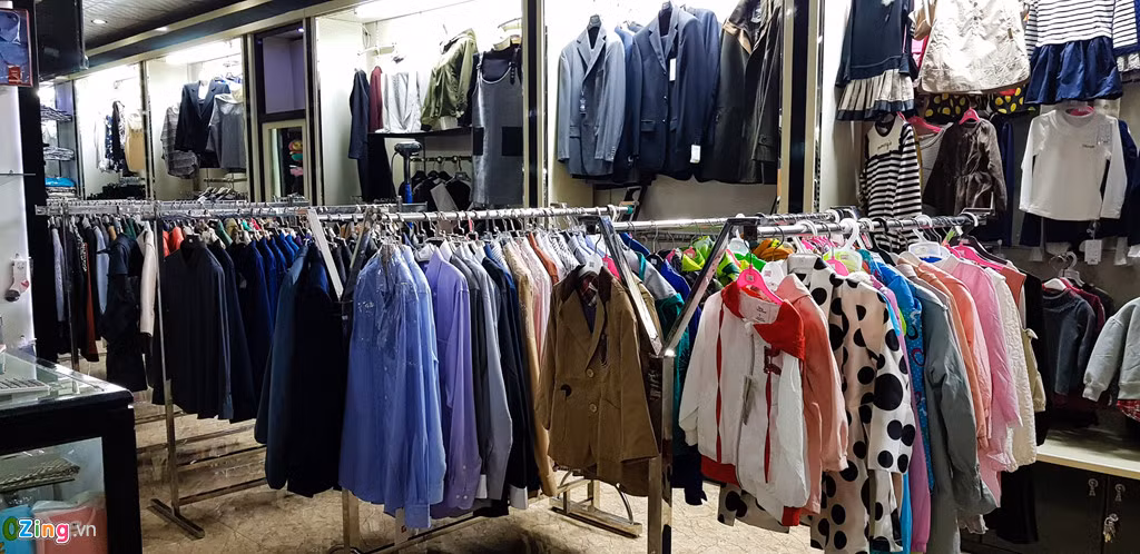 Một cửa hàng lớn bán quần áo ở thủ đô Bình Nhưỡng có diện thích khoảng 50 m2 với nhiều mặt hàng như quần áo nam nữ, giày dép, đồ trang sức, đồ chơi trẻ em...