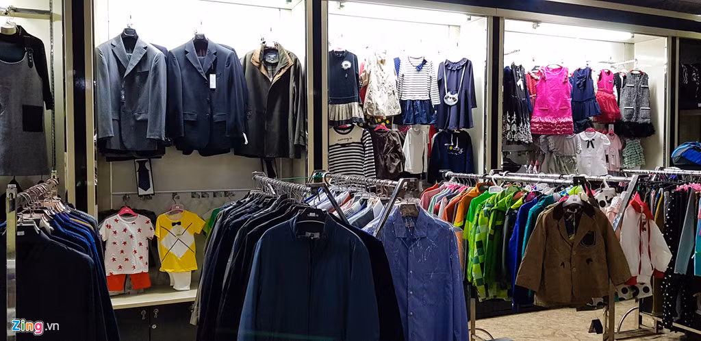 Quần áo được may và sản xuất trong nước, một số nhập khẩu từ Trung Quốc và nước ngoài. Những thương hiệu lớn của thế giới như Adidas, Nike (nhưng chưa rõ chất lượng sản phẩm) cũng xuất hiện.