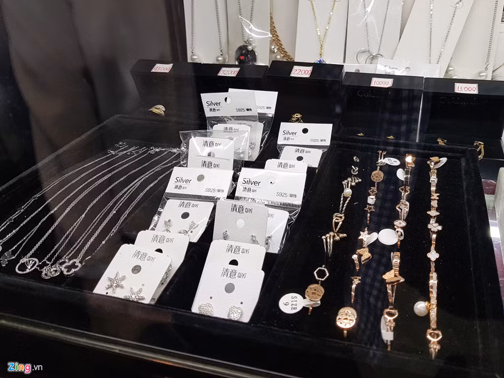 Những trang sức bằng bạc như nhẫn, bông tai, dây chuyền có giá dao động từ 10.000 đến 45.000 won (khoảng 250.000 đến 1,15 triệu đồng).