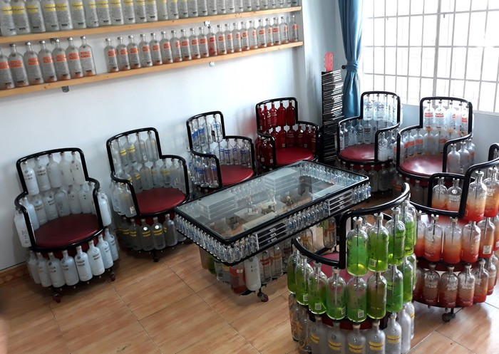 “Ngày xưa tôi thích sưu tầm các chai rượu mẫu, sau đó tình cờ thấy bạn bè vứt nhiều chai thủy tinh nên xin về nhà. Lúc rảnh thì mày mò làm vài thứ đồ nhỏ để trưng bày trong nhà, rồi tự nhiên mê tái chế lúc nào không biết”, ông Bình chia sẻ.