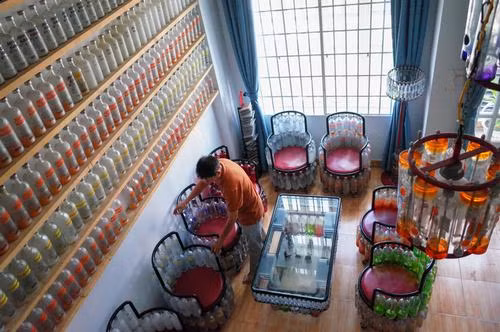 Chiếc giường ngủ của hai vợ chồng được ông Bình làm để kỷ niệm 15 năm ngày cưới. Nó nặng hơn 100 kg, được kết từ hơn 200 vỏ chai và phải mất nhiều ngày mới có thể hoàn thành.