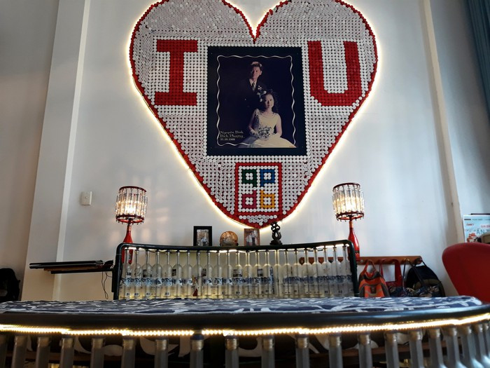 Một "cây gia đình" lớn khác cao hơn 4 m, được ghép ngay cầu thang tầng 3 của căn nhà bởi hàng nghìn nắp chai đủ màu sắc.