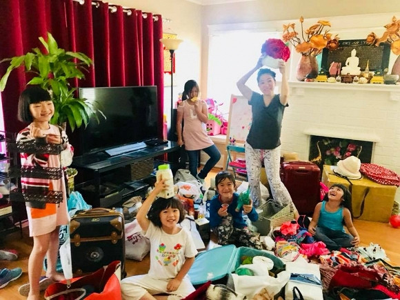 Phòng khách nhà Thúy Nga có diện tích khá lớn. Nơi này, ngoài chiếc tivi và bàn ghế màu ghi ra thì danh hài sử dụng toàn đồ màu trắng. Điều đó khiến không gian trở nên thanh nhã và tinh tế hơn.