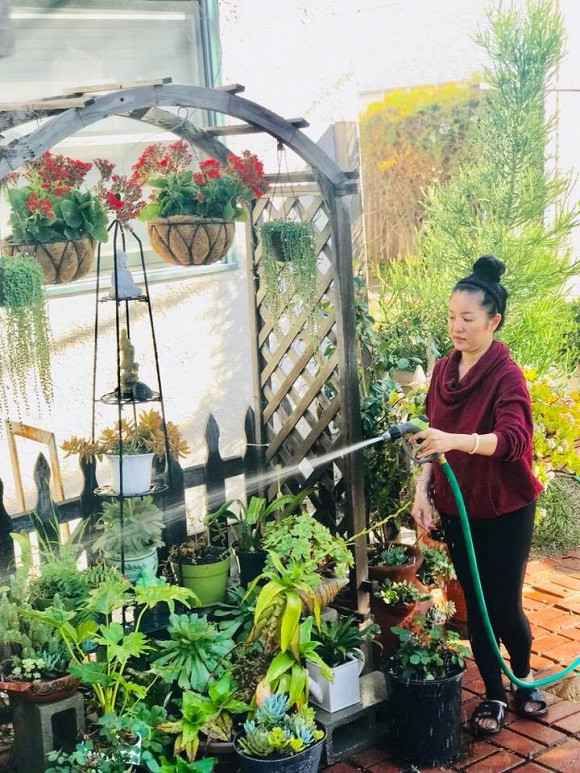 Mới đây, không gian bên trong căn hộ của Mỹ mới được Thúy Nga hé lộ. Nếu như sơn tường Thúy Nga chọn màu trắng là chủ yếu thì đồ nội thất lại có màu ghi xám tạo sự hài hòa. Bên trong căn hộ của mình, Thúy Nga còn để rất nhiều tượng Phật được chạm khắc tinh sảo.