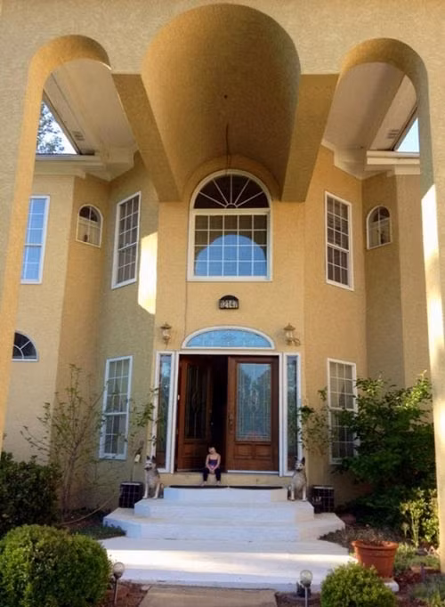 Căn hộ ở Mỹ cũng là căn mà Thúy Nga đang sống cùng con. Căn hộ này có 112 ô cửa sổ. Bên ngoài có một khoảng sân khá rộng rãi và thoáng. Phía trước còn có một khu vườn nhỏ. Đây là địa điểm yêu thích của nữ danh hài mỗi khi rảnh rỗi.