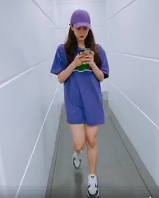 Mới đây, bà mẹ một con tiếp tục thu hút sự chú ý của cộng đồng mạng khi chia sẻ đoạn clip ngắn thu hút hơn 8.300 lượt người xem, yêu thích chỉ sau khoảng thời gian 3 giờ đăng tải. Trong đoạn clip này, nữ ca sĩ Trương Quỳnh Anh trẻ trung diện mốt giấu quần nhằm khoe khéo đôi chân dài quyến rũ. "Siêu dễ thương"; "Dáng đẹp quá chị ơi!"; "Đẹp không thua kém gái 18"...là một trong số những lời khen ngợi người hâm mộ gửi đến nữ ca sĩ.