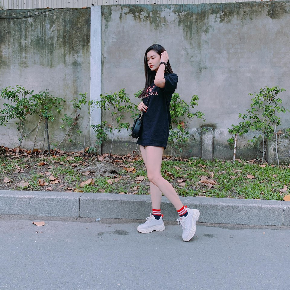 Dù đã hạ nhiệt nhưng mốt giấu quần luôn là phong cách nhiều sao nữ trong làng giải trí ưa chuộng. Trương Quỳnh Anh cũng thường xuyên lựa chọn trang phục giản dị bắt kịp xu hướng này mỗi khi ở nhà hay ra đường.