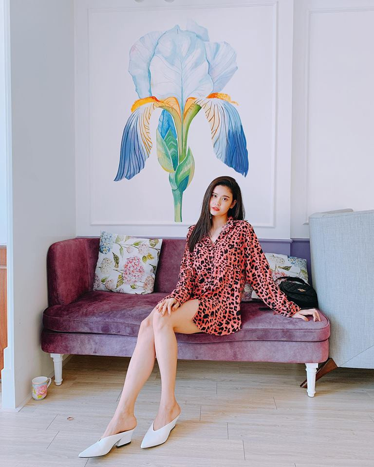 Không phải lần đầu người đẹp khoe ngoại hình quyến rũ khi diện mốt giấu quần.