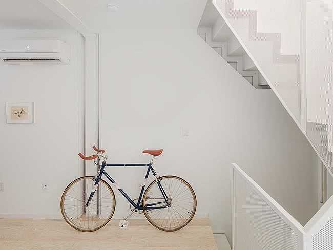 Một số không gian khác của ngôi nhà có thể để cất giữ đồ đạc. Đây là lối lên sân thượng trên tầng 5, khu vực giải trí và thư giãn.