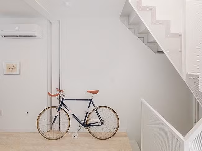 Một số không gian khác của ngôi nhà có thể để cất giữ đồ đạc. Đây là lối lên sân thượng trên tầng 5, khu vực giải trí và thư giãn.