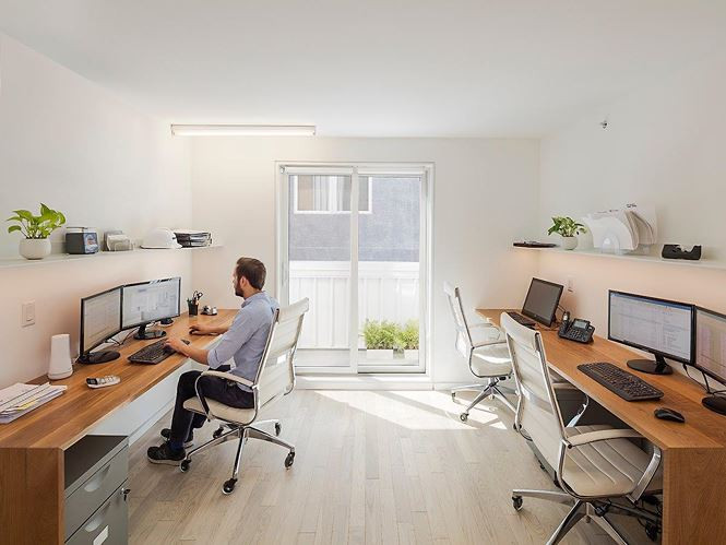 Phòng làm việc được thiết kế với ban công để không gian tươi sáng hơn và dễ chịu hơn ánh sáng tự nhiên.