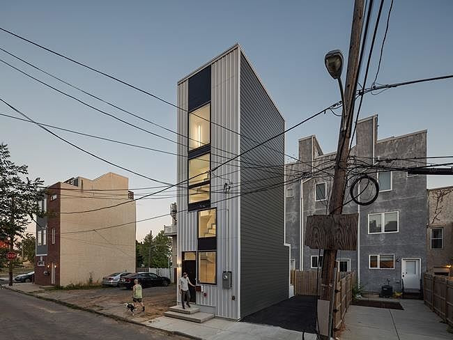 Để khắc phục những hạn chế của không gian hẹp, kiến trúc sư đã tận dụng lợi thế chiều cao theo phương thẳng đứng để đảm bảo đầy đủ không gian sinh hoạt như phòng ngủ, phòng tắm riêng, bếp và nhà vệ sinh.