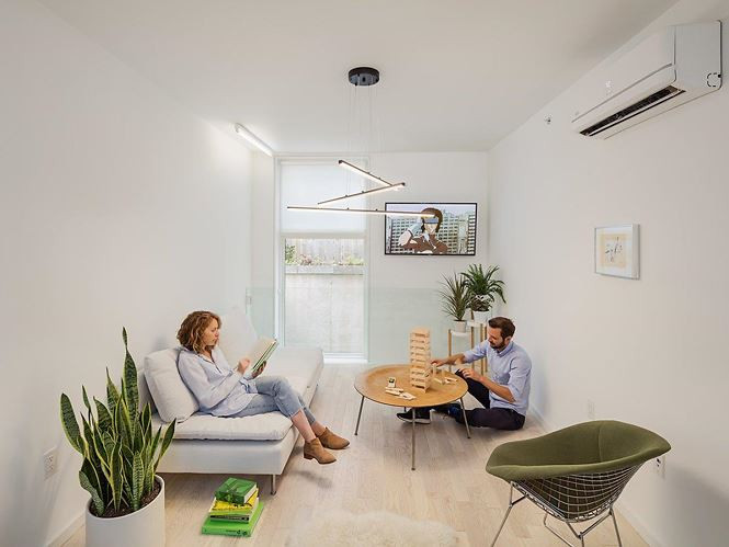 Phòng khách được thiết kế rất đẹp mắt với đồ nội thất và vật dụng trang trí hiện đại, cây cối tạo ra một điểm nhấn giúp không gian trở nên tươi mới và sảng khoái hơn.