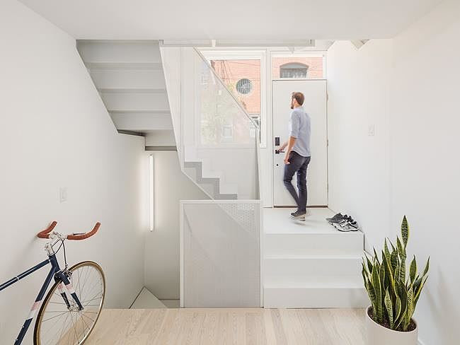 Cầu thang bằng kim loại với các khe lưu thông ánh sáng không chỉ giúp mở rộng không gian mà còn là chi tiết tạo nên vẻ đẹp khác biệt cho ngôi nhà này.