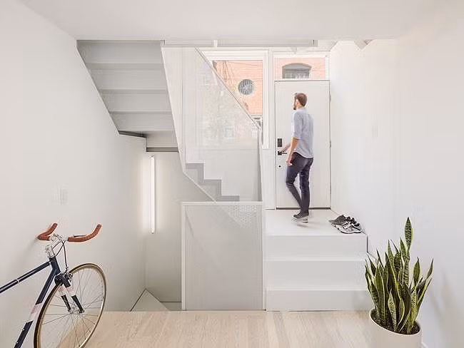 Cầu thang bằng kim loại với các khe lưu thông ánh sáng không chỉ giúp mở rộng không gian mà còn là chi tiết tạo nên vẻ đẹp khác biệt cho ngôi nhà này.