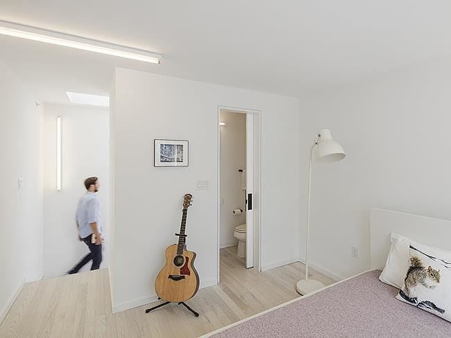 Phòng ngủ chính có một nhà tắm riêng, đơn giản nhưng không kém phần tiện lợi.