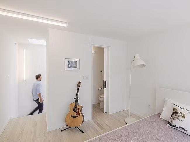 Phòng ngủ chính có một nhà tắm riêng, đơn giản nhưng không kém phần tiện lợi.