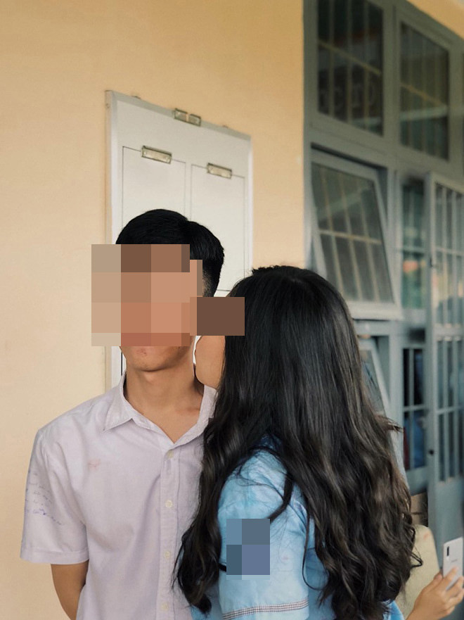 Nu sinh gay tranh cai khi hon ma tung nam sinh ngay chia tay