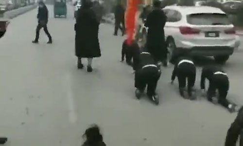 Cong ty TQ ep phat nhan vien bo tren duong giua troi lanh gia