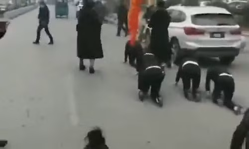 Cong ty TQ ep phat nhan vien bo tren duong giua troi lanh gia