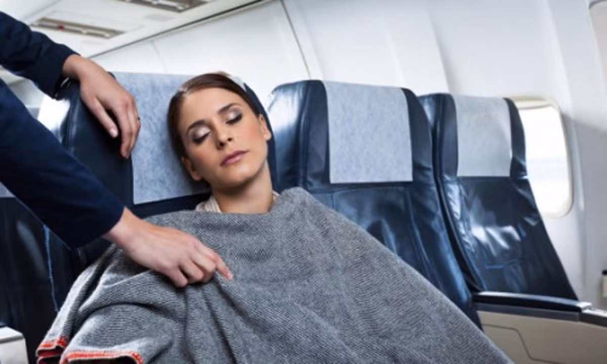 Vi sao may bay luon lanh cong: Cach chong ret tren chuyen bay dai