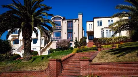 Xay nha huong dong hop phong thuy can chu y dieu gi?