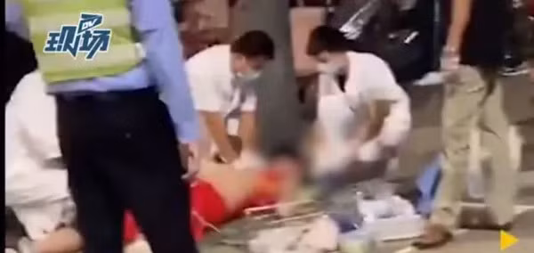 Thanh nien thiet mang khi choi bong, bac si luu y viec can lam khi tap the thao