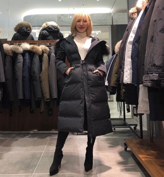 Cô diện trang phục đơn giản với áo cổ lọ kết hợp quần shorts đen. Áo khoác phao dáng dài với điểm nhấn phần eo và đôi boots cao qua gối giúp Wendy vừa khéo léo “ăn gian” chiều dài đôi chân, vừa tôn lên vẻ sang trọng, thời thượng.