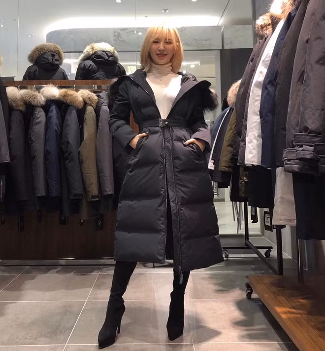 Cô diện trang phục đơn giản với áo cổ lọ kết hợp quần shorts đen. Áo khoác phao dáng dài với điểm nhấn phần eo và đôi boots cao qua gối giúp Wendy vừa khéo léo “ăn gian” chiều dài đôi chân, vừa tôn lên vẻ sang trọng, thời thượng.