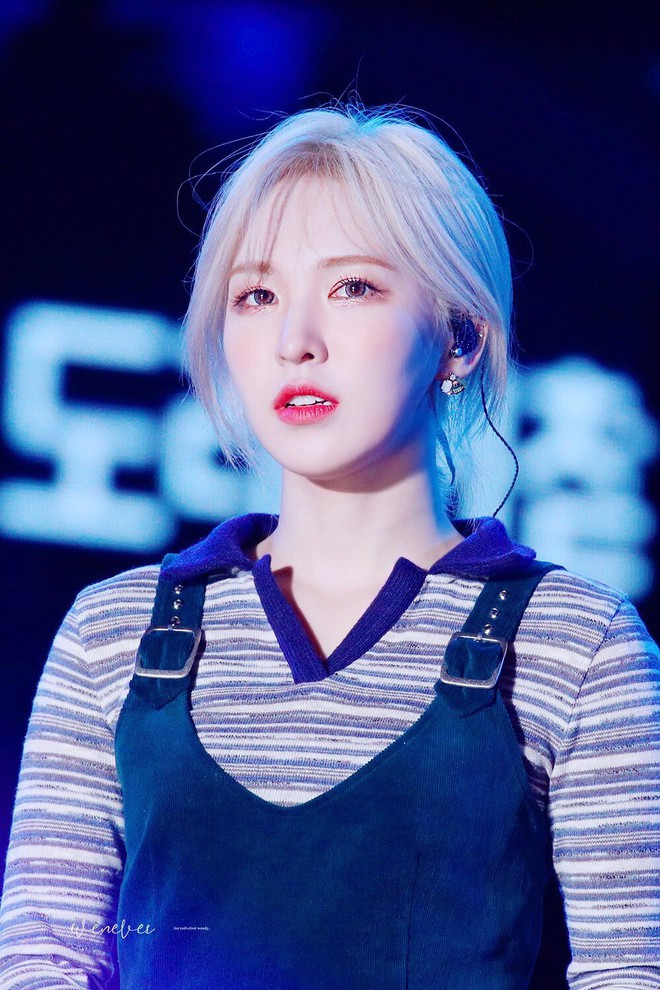 Ngoài sở trường âm nhạc, giọng ca chính của Red Velvet còn được nhận bằng khen của Tổng thống Obama vì thành tích học tập và tài năng lãnh đạo xuất sắc khi còn học tại trường trung học ở Mỹ. Không chỉ giỏi các môn khoa học, nữ idol nhà SM còn sử dụng thành thạo 4 thứ ngoại ngữ gồm tiếng Anh, Tây Ban Nha, Pháp và tiếng Hàn.