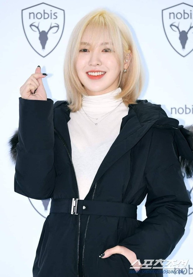 Sự phối hợp giữa 2 gam màu đối lập trắng, đen tạo nên tổng thể trang phục bắt mắt. Mái tóc vàng kim và lối trang điểm tự nhiên tôn lên đường nét hài hòa, cuốn hút trên gương mặt của mỹ nhân nhà SM. Làn da trắng hồng và nụ cười rạng rỡ giúp cô ghi điểm tuyệt đối trong mắt công chúng.