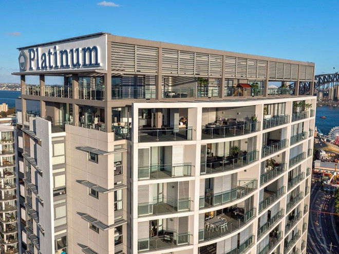 Năm 2009, vợ chồng Nicole Kidman chi 4,16 triệu USD cho một căn penthouse rộng 420 m2 tại thành phố Sydney, Australia. Năm 2012, họ mua một căn penthouse khác trong cùng tòa nhà với giá 4,85 triệu USD để biến chúng thành một tổ hợp căn hộ khổng lồ với tầm nhìn tuyệt đẹp ra cầu cảng Sydney nổi tiếng. Ảnh: Nigel Mukhi.