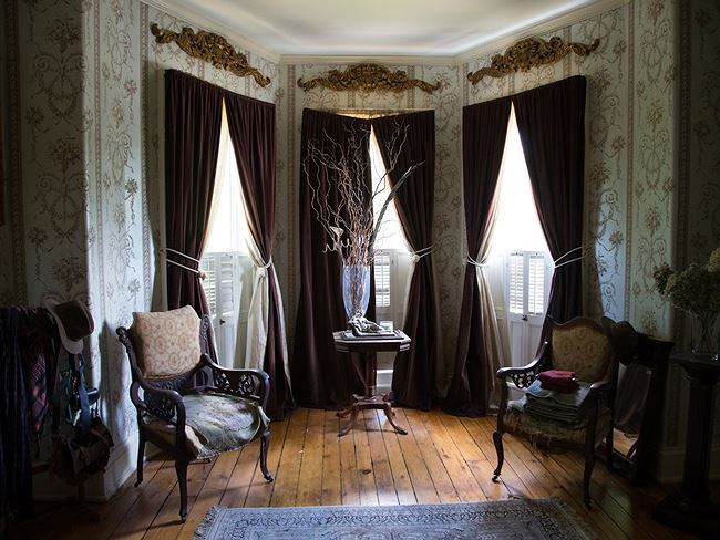 Ngoài ra, bà quản gia còn một mực khẳng định bà nghe thấy ai đó chơi đàn piano trong phòng khách khi bà ở nhà một mình.