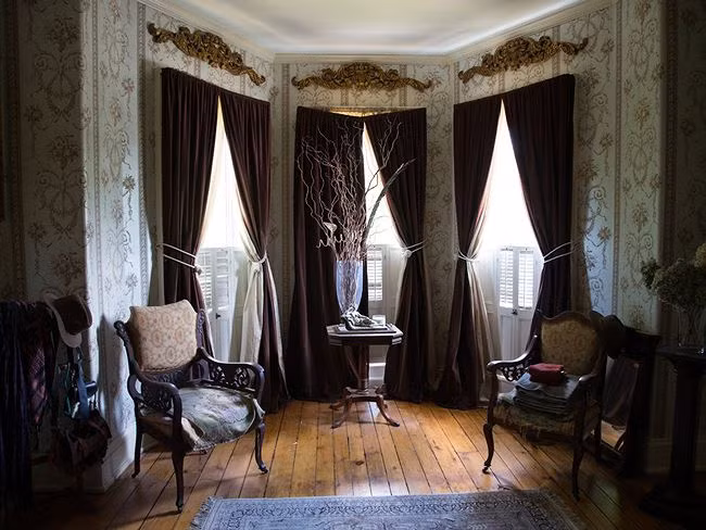 Ngoài ra, bà quản gia còn một mực khẳng định bà nghe thấy ai đó chơi đàn piano trong phòng khách khi bà ở nhà một mình.