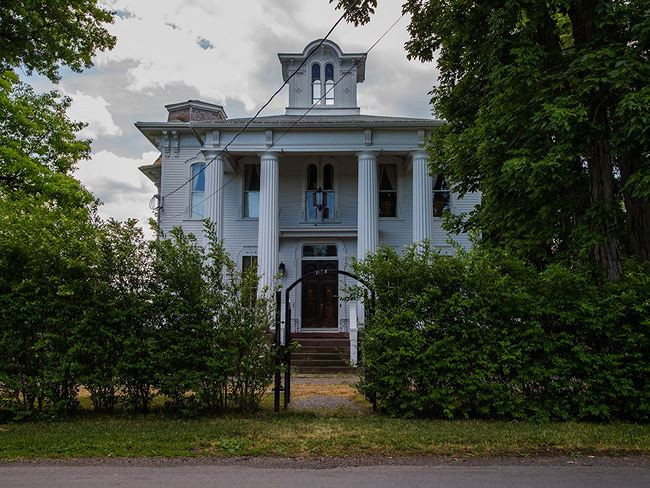 Năm 2006, ông Tony mua căn biệt thự với giá 52.000 USD (~1,2 tỷ đồng). Và năm 2015, sau khi cải tạo, ông lại rao bán nó với giá 1 triệu USD (~ 23,3 tỷ đồng).