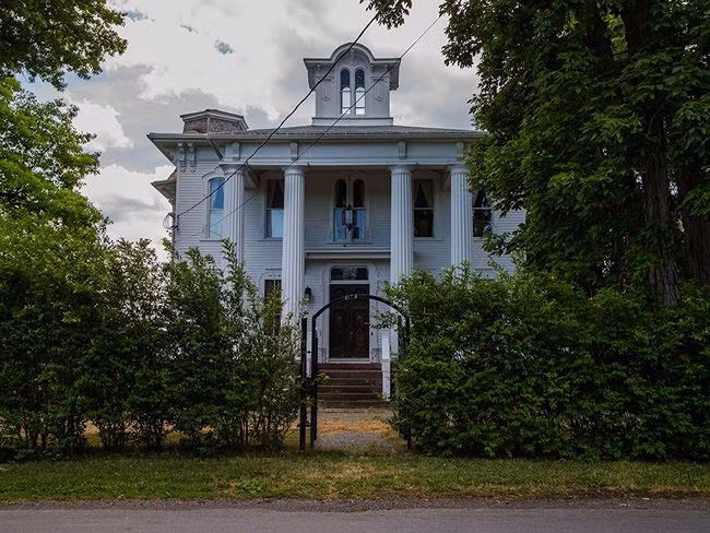 Năm 2006, ông Tony mua căn biệt thự với giá 52.000 USD (~1,2 tỷ đồng). Và năm 2015, sau khi cải tạo, ông lại rao bán nó với giá 1 triệu USD (~ 23,3 tỷ đồng).