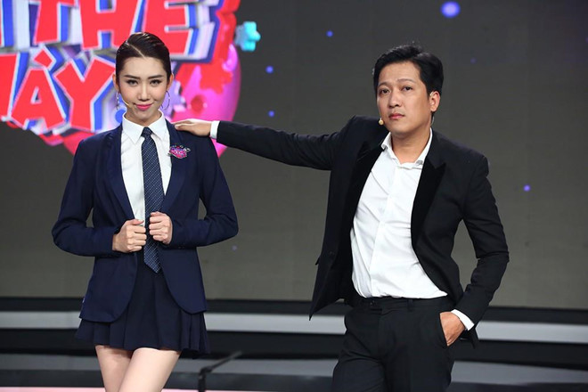 Lần đầu tiên thử sức làm MC chương trình Ô hay gì thế này, nữ diễn viên Gạo nếp gạo tẻ đã nhận nhiều ý kiến trái chiều từ khán giả. Ngay từ tập đầu của chương trình, Lâm Vỹ Dạ liên tục yêu cầu Thúy Ngân tránh xa mình ra vì “kém duyên nó dễ lây lắm”.