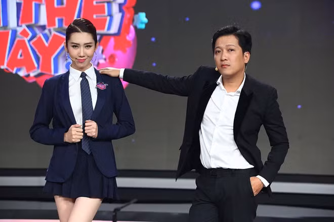 Lần đầu tiên thử sức làm MC chương trình Ô hay gì thế này, nữ diễn viên Gạo nếp gạo tẻ đã nhận nhiều ý kiến trái chiều từ khán giả. Ngay từ tập đầu của chương trình, Lâm Vỹ Dạ liên tục yêu cầu Thúy Ngân tránh xa mình ra vì “kém duyên nó dễ lây lắm”.