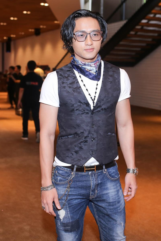 Ngay lần xuất hiện đầu tiên với vai trò là host trong chương trình The Face 2017, Hữu Vi đã khiến mọi người “ngã ngửa” bởi lối trang phục “sến” cùng cách dẫn chuyện “nhạt nhẽo” thiếu chuyên môn. Hành động ngồi lên ghế trước HLV Lukkake Metinee khi trả lời phỏng vấn cũng khiến anh nhận nhiều lời chỉ trích từ dư luận.